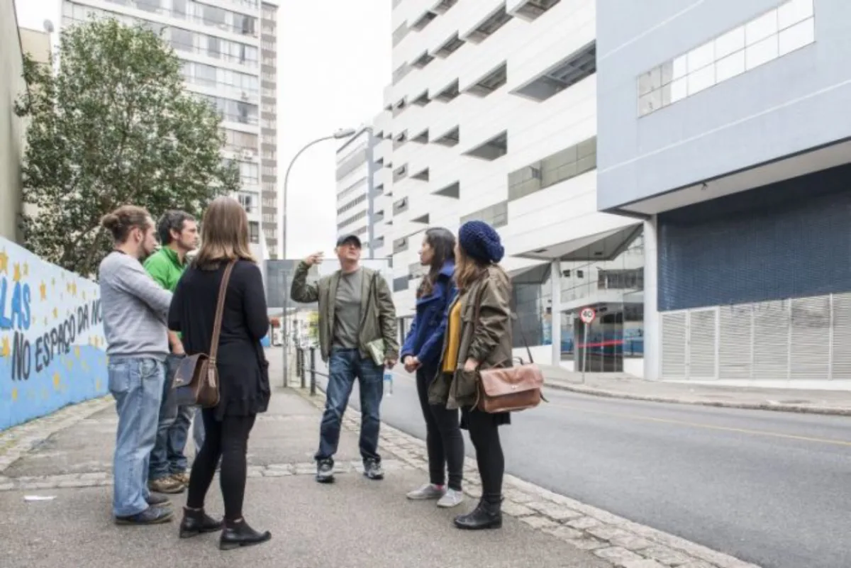 Caminhada do projeto Atelier de Rua para avaliar qual rua receberá a primeira intervenção do grupo em Curitiba. Foto: Letícia Akemi/Gazeta do Povo
