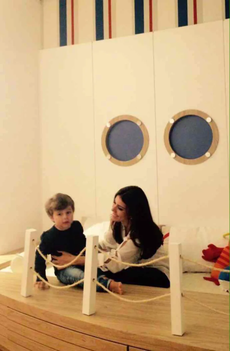 Mariana brinca com seu filho Leonardo no quartinho projetado por ela. Foto: divulgação