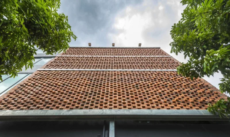 Telhas de terracota foram reutilizadas para criar uma proteção externa em imóvel na Malásia.
Fotos: DRTAN LM Architecs / Divulgação