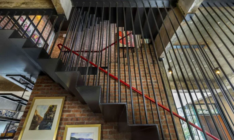 Interior da casa ganhou novo tratamento, com decoração moderna e descolada, conversando com a nova fachada.