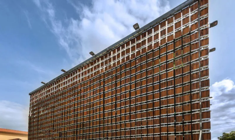 Telhas de terracota foram reutilizadas para criar uma proteção externa em imóvel na Malásia.
Fotos: DRTAN LM Architecs / Divulgação