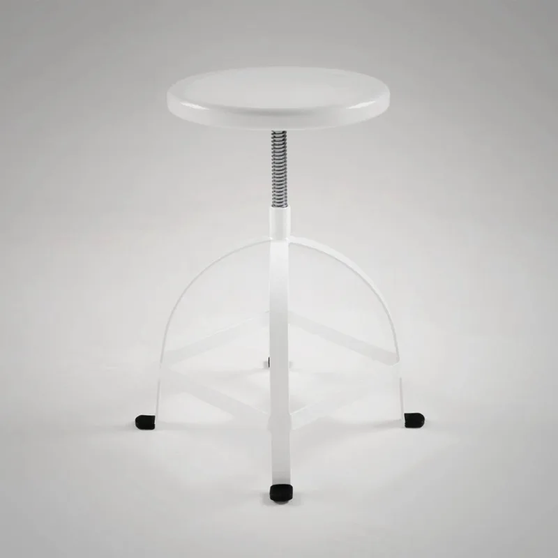 A banqueta Diesel tem um desenho industrial com formato simples e muita versatilidade. Sua estrutura é feita em aço carbono e possui regulagem de altura. Na Artesian, R$ 449.