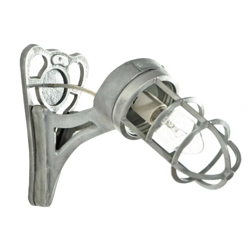 A Wall Lamp é uma luminária de parede bivolt com estilo industrial feita em metal. Uma peça única da Desmobília, R$ 750.