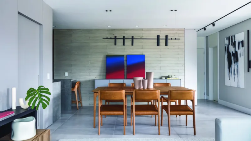 Peças do designer Luan del Savio, estudiobola e obras de arte da Galeria Zilda Fraletti se destacam na decoração da área social do apartamento.
