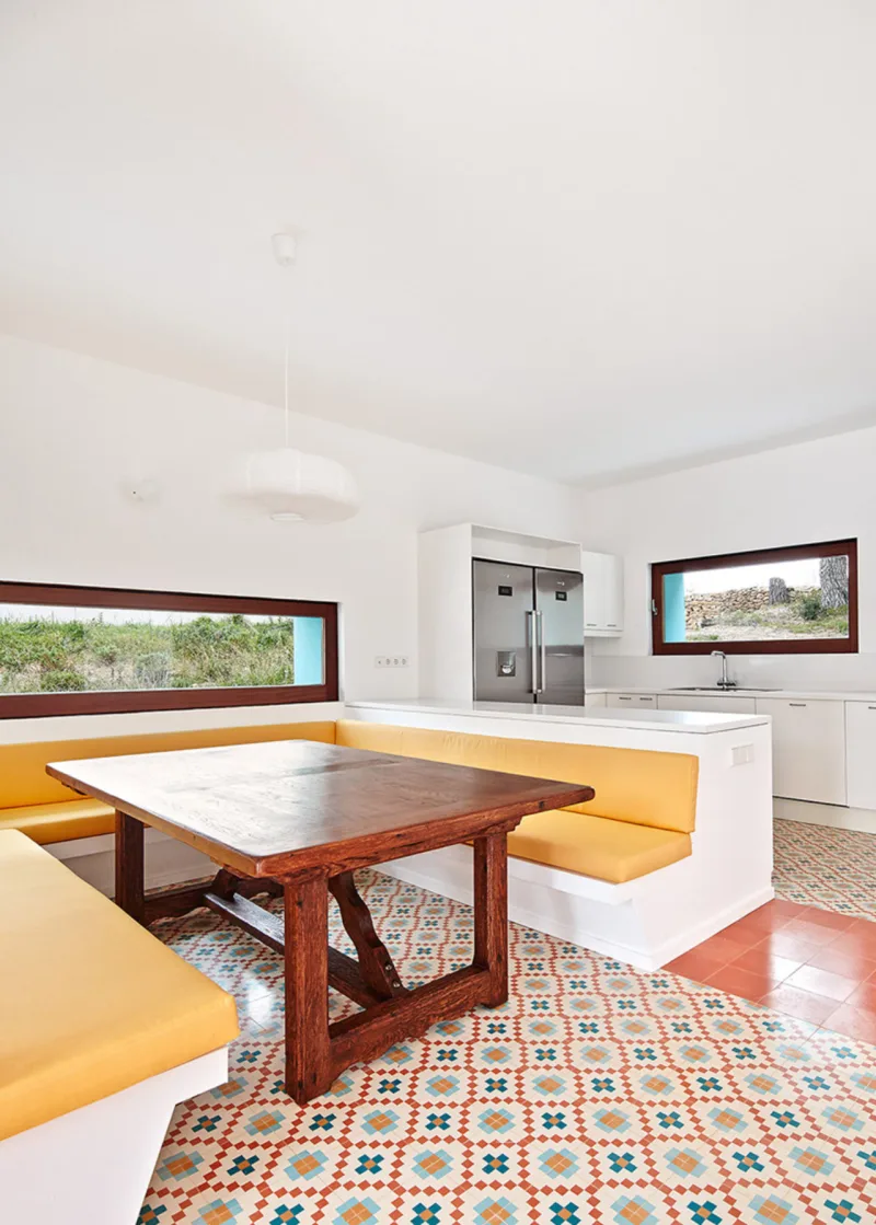 O interior é contemporâneo, mas com algumas referência locais, como os azulejos rústicos