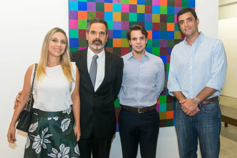 Priscila Fleishfresser Affonso da Costa, da Michelangelo Mármores, seu esposo André Affonso da Costa, Guilherme Simões de Assis, da SIM Galeria, e Raul Amorim, da KSM. Foto: Carol Sábio/Divulgação