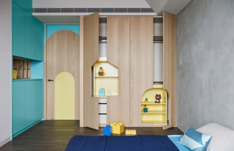 O quarto das crianças foge do tradicional rosa e surpreende com cores vibrantes. O guarda-roupa revela gavetas e prateleiras que criam efeitos visuais interessantes