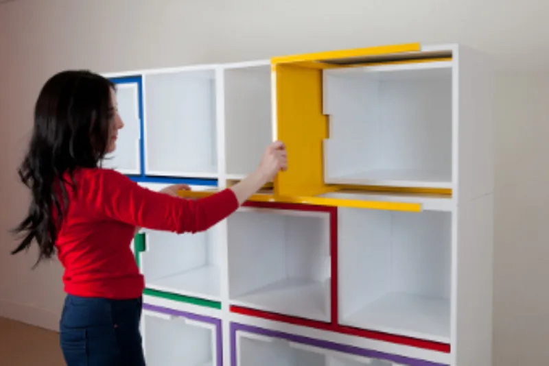 Para usar os móveis da sala de jantar basta desencaixá-los da estante.