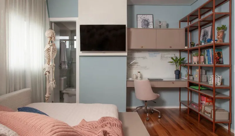 Neste quarto, o televisor foi posicionado em uma estrutura de marcenaria aproveitando uma coluna da construção. Projeto de Cristiane Schiavoni Arquitetura