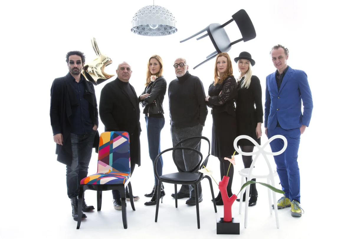 Stefano Giovannoni (segunda pessoa da esq. para a dir.), criador da marca, ao lado dos designers e arquitetos que assinam a primeira coleção, como Nika Zupanc, Marcel Wanders e Richard Hutten. Fotos: Qeeboo/Divulgação