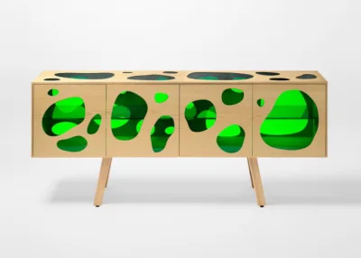 Os desenhos sinuosos das superfícies funcionam como janelas para o interior do armário. Foto: BD Barcelona Design/Divulgação