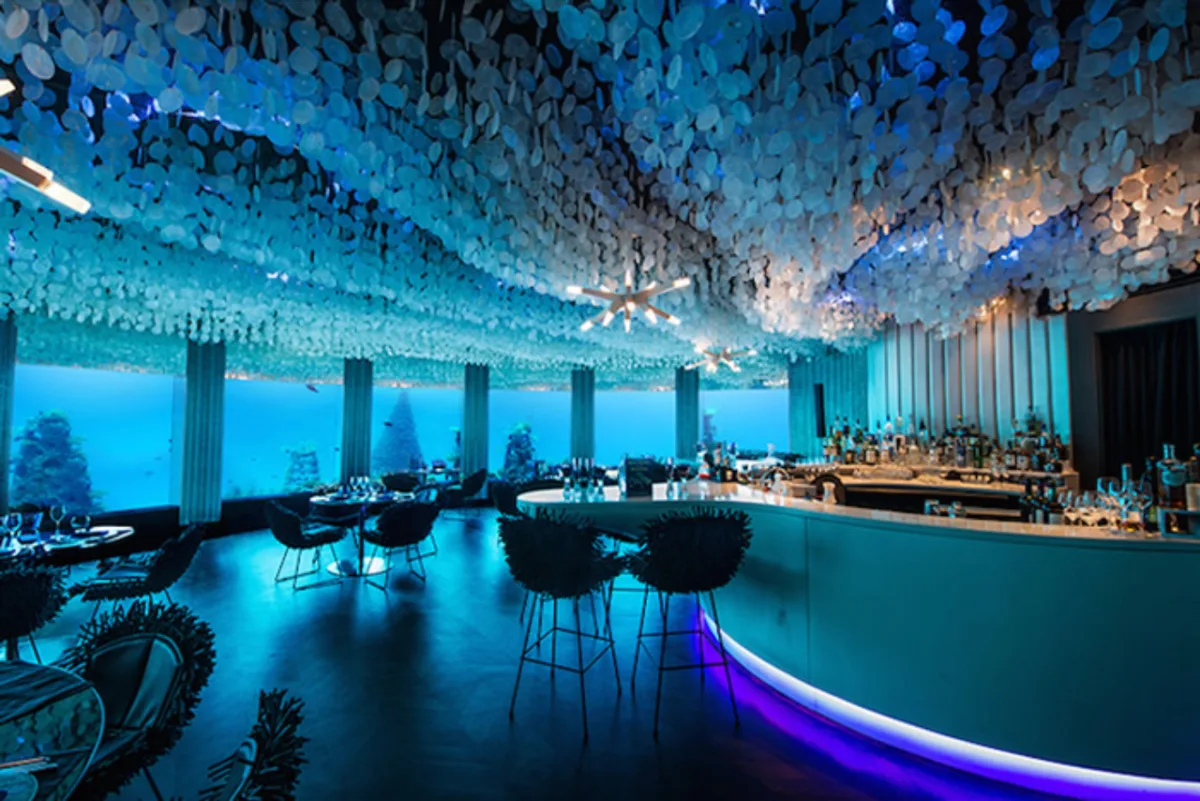 Restaurante tem vista incrível da vida marinha no Índico. Fotos: Divulgação Resort PER AQUUM Niyama