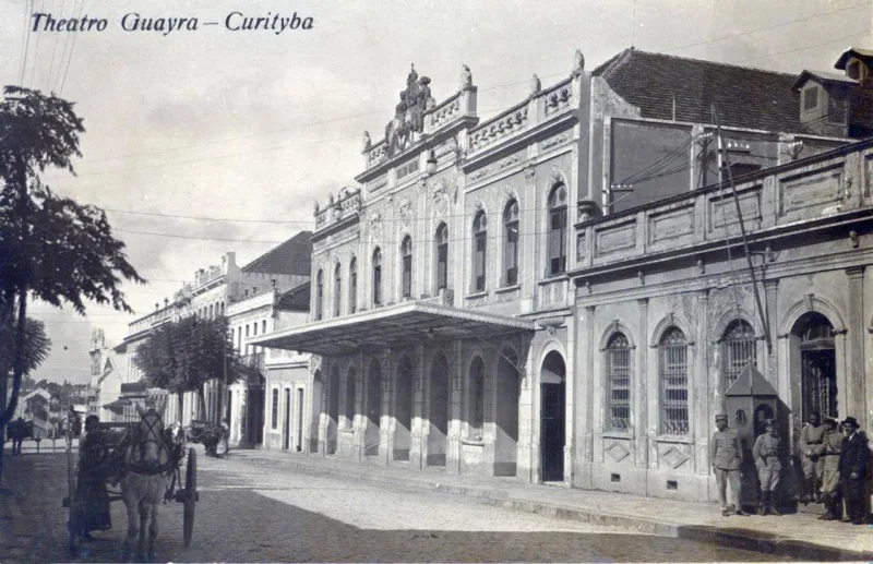Antigo Teatro Guayra, demolido em 1935, na Rua Nova, atual Dr. Muricy, após ser utilizado como prisão durante a revolução Federalista. Armin Henkel/Acervo Paulo José da Costa