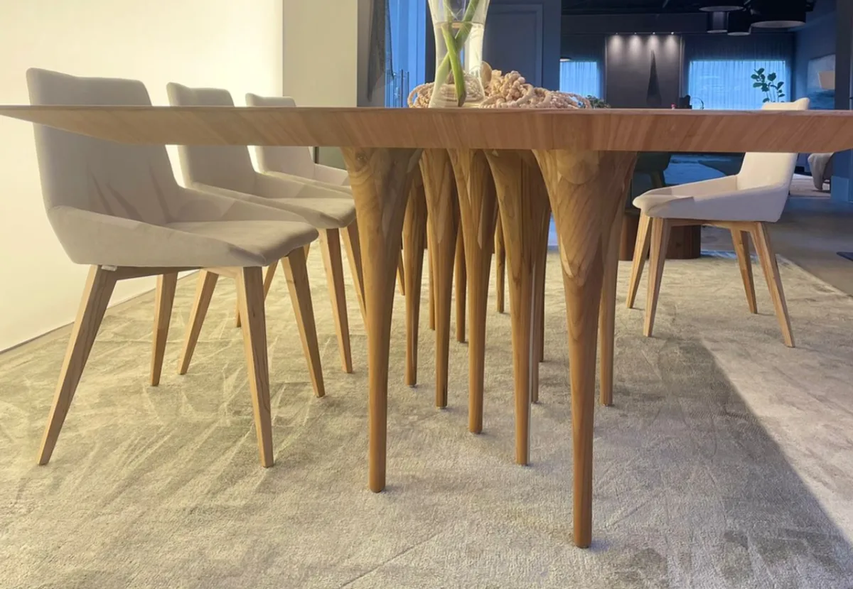 Mesa Pin, do designer Sergio Batista, à venda na Casa Möun