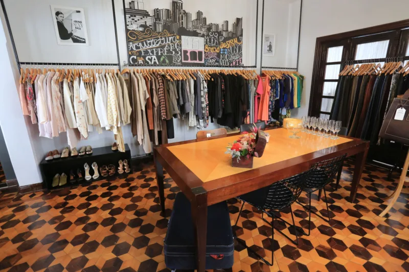 Uma parte das roupas à venda no brechó eram das próprias arquitetas.