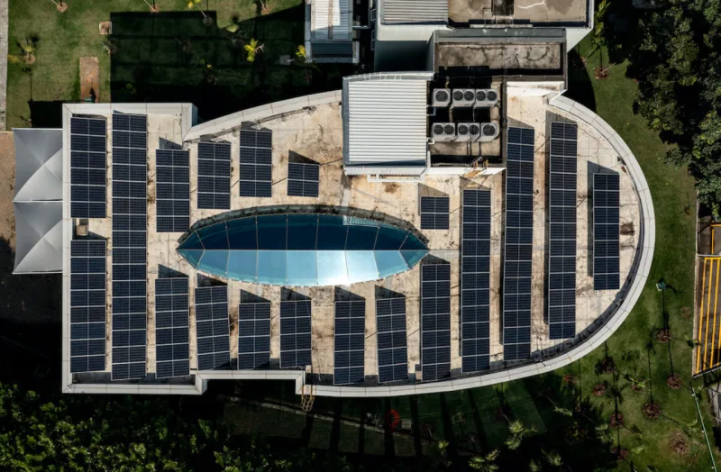 Claraboia e placas fotovoltaicas no novo escritório da Cebrace