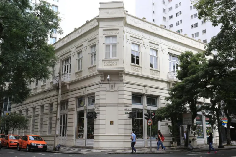 Fachada da Casa Glaser: prédio foi construído em 1914 e foi modernizado recentemente. Foto: Ivonaldo Alexandre/Gazeta do Povo.