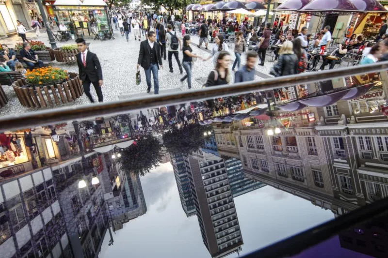 Fechamento da Rua XV revitalizou a região central e inaugurou por essas bandas o conceito de cidade humana.