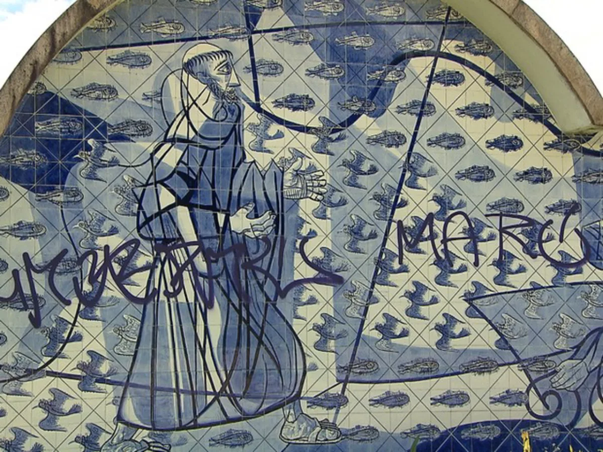 Painel de São Francisco de Assis, feito por Candido Portinari sobre azulejos, foi pichado nesta segunda-feira (21). Foto: TV Globo/Reprodução