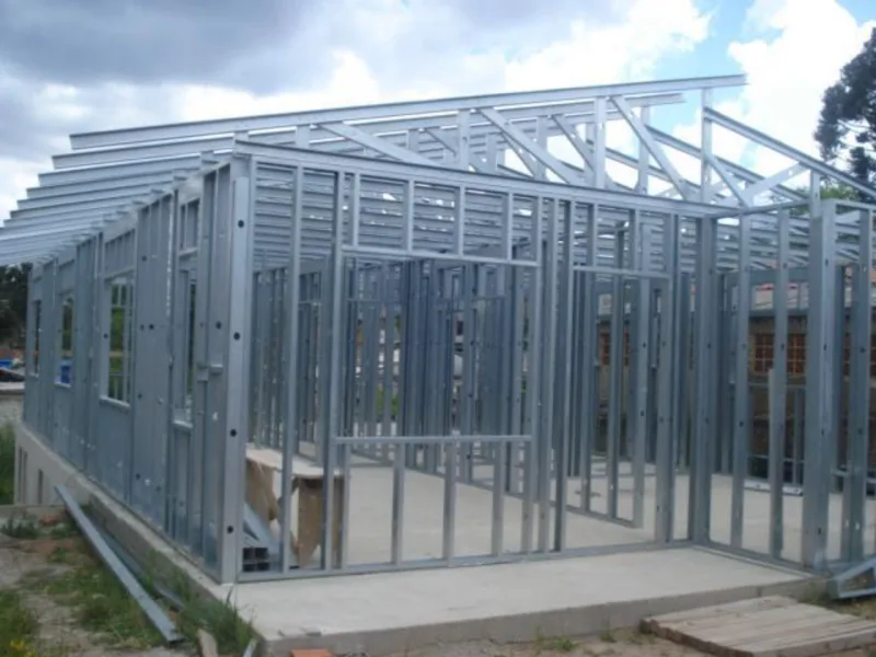 Na construção em steel frame, os perfis, estruturas de aço, são usados no lugar de colunas e vigas da alvenaria