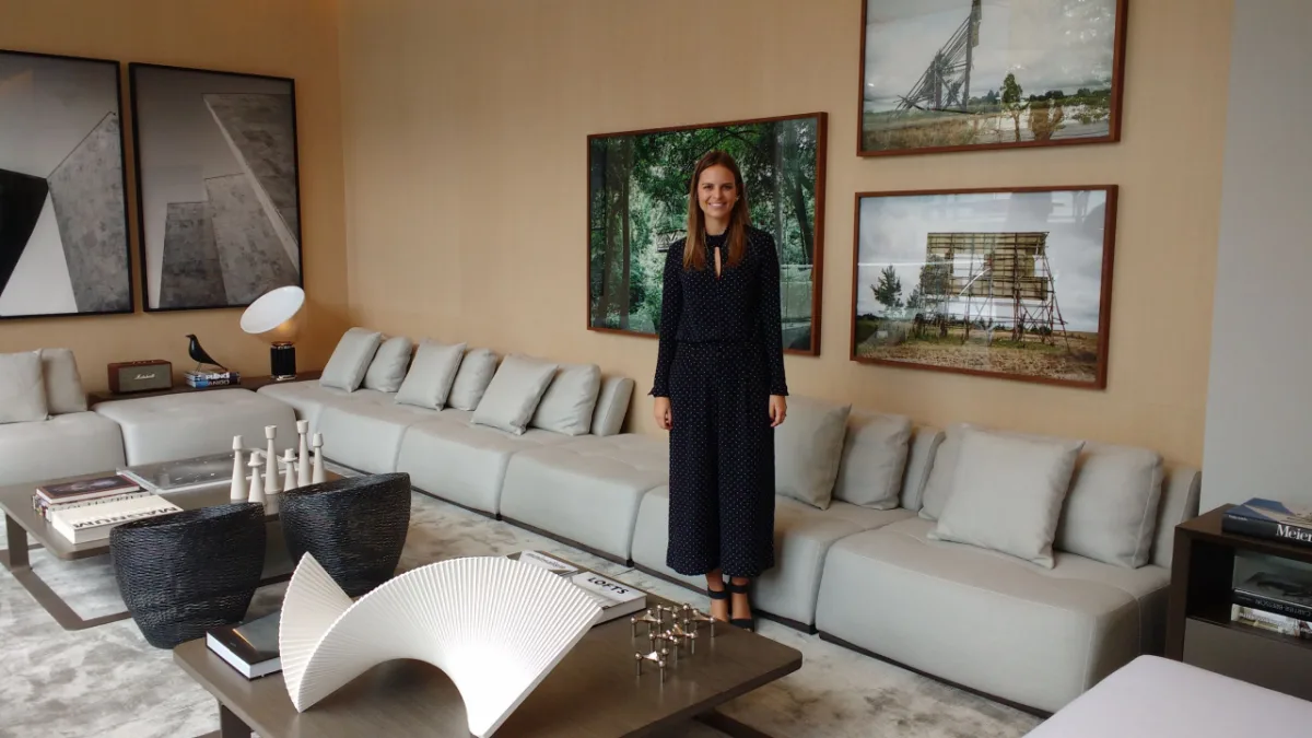 A arquiteta Fernanda Cassou na vitrine assinada por ela na loja Artefacto Curitiba. 
Foto: Gazeta do Povo 