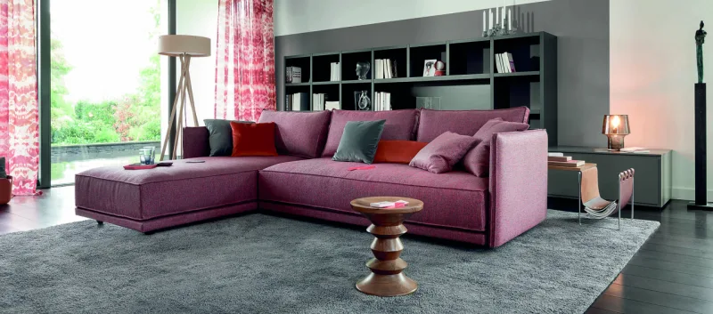 A composição trabalha o contraste entre tapete sóbrio e sofá colorido. A ligação se dá pelos outros elementos da decoração, que conversam com os dois tons.
Jab Forniture/Divulgação