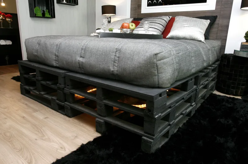 Cama feita com pallet: solução econômica e personalizada. Foto: Hugo Harada / Gazeta do Povo.