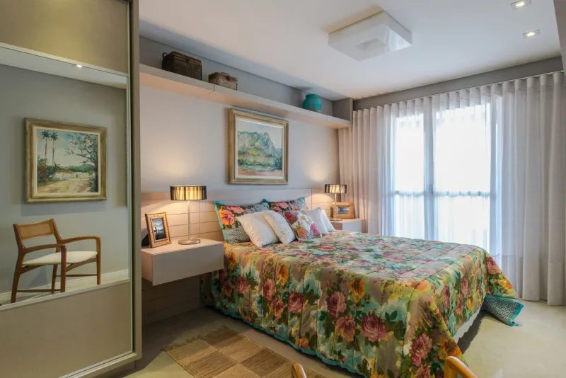 Um dos quartos do apartamento: móveis práticos para não complicar os momentos de lazer.
