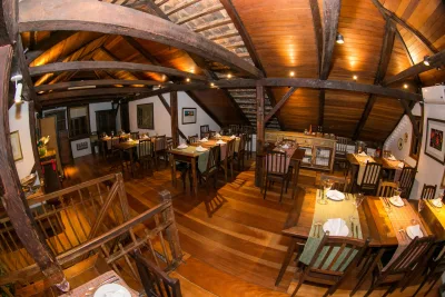 O casarão centenário abriga há 15 anos o restaurante Armazém Santo Antônio, e brilha no cenário de Curitiba pela arquitetura bem preservada. Fotos: Naideron Jr. e Marcelo Kreling/Armazém Santo Antônio/Divulgação