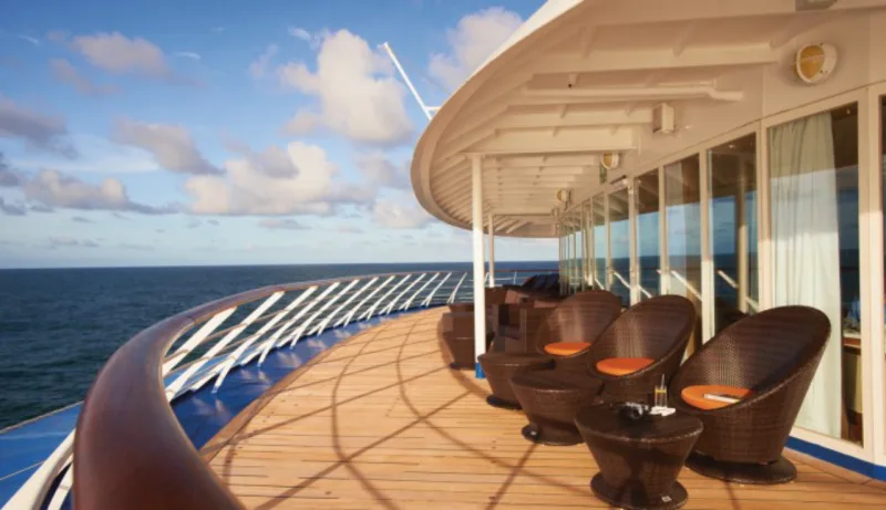 Lounge panorâmico do navio.