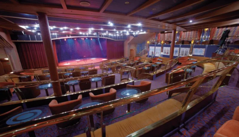 Espaço para show dentro do navio.