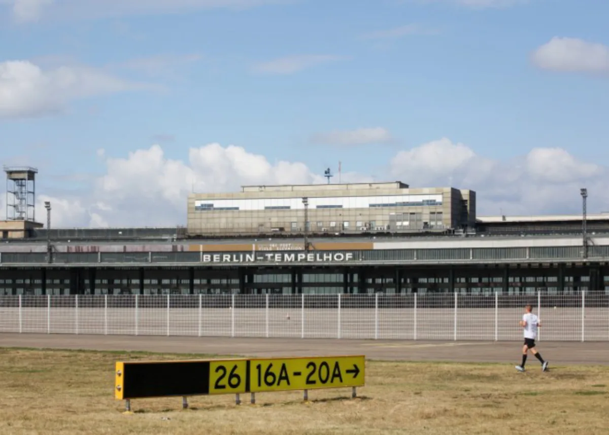 Aeroporto de Tempelhof foi construído em 1927, reconstruído de maneira monumental pelo governo nazista nos anos de 1930, e agora abrigará mais de 7 mil refugiados. Foto: Dezeen/Reprodução