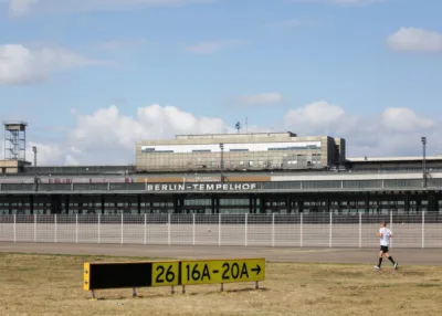 Aeroporto de Tempelhof foi construído em 1927, reconstruído de maneira monumental pelo governo nazista nos anos de 1930, e agora abrigará mais de 7 mil refugiados. Foto: Dezeen/Reprodução