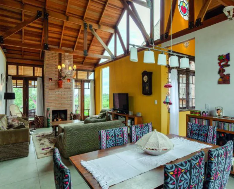 A decoração foi feita com materiais naturais, reciclados e de pontas de estoque, com acabamentos rústicos.