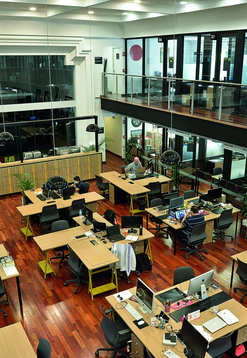 Modelo atual dos escritórios dificulta retenção de novos talentos. Uma das saídas é o investimento em modelos internacionais ou no coworking. Foto: Mel Gabardo