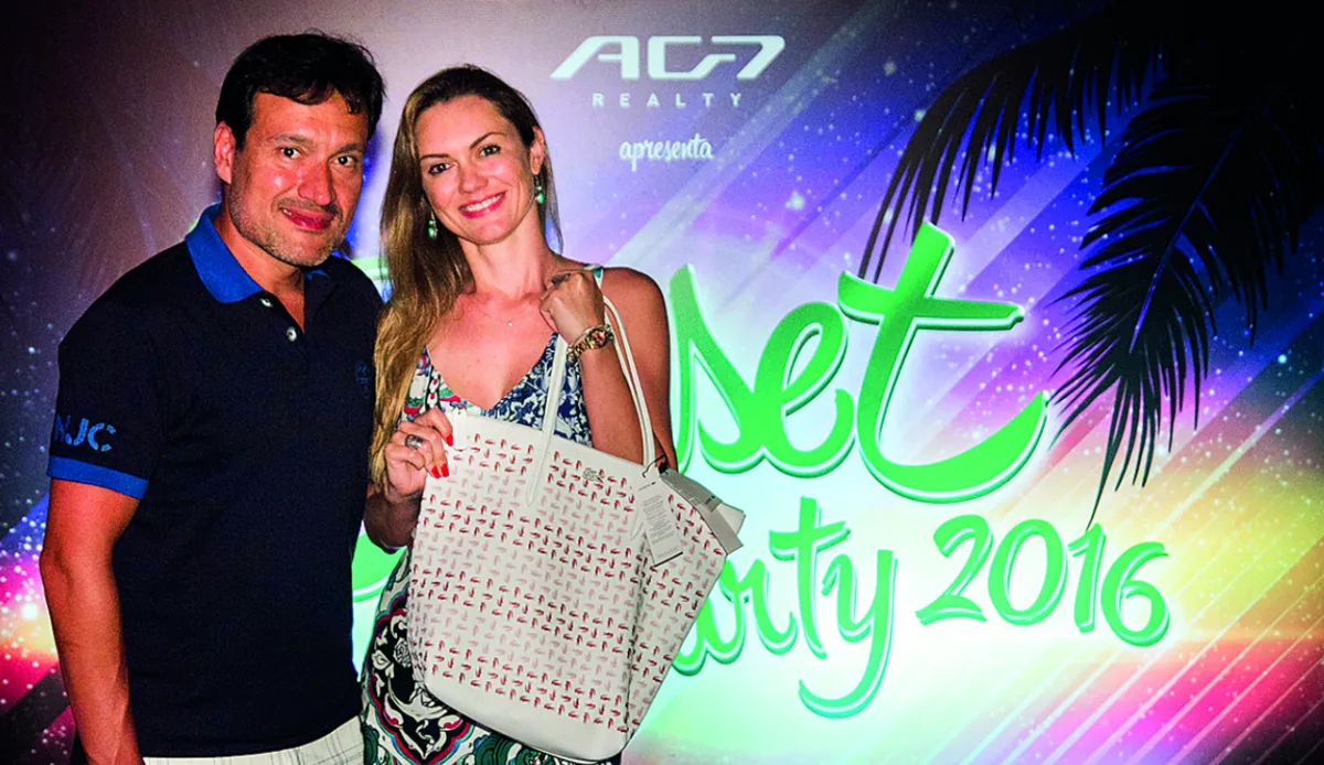 A veterinária Verena de Cássia de Paula Jabin,  com o médico Daniel Tenius,  uma das ganhadoras dos sorteios de Kits Praia realizados pela Incorporadora AG7.