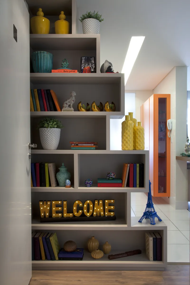 Nichos servem tanto para delimitar ambientes quanto para apoiar objetos e livros.