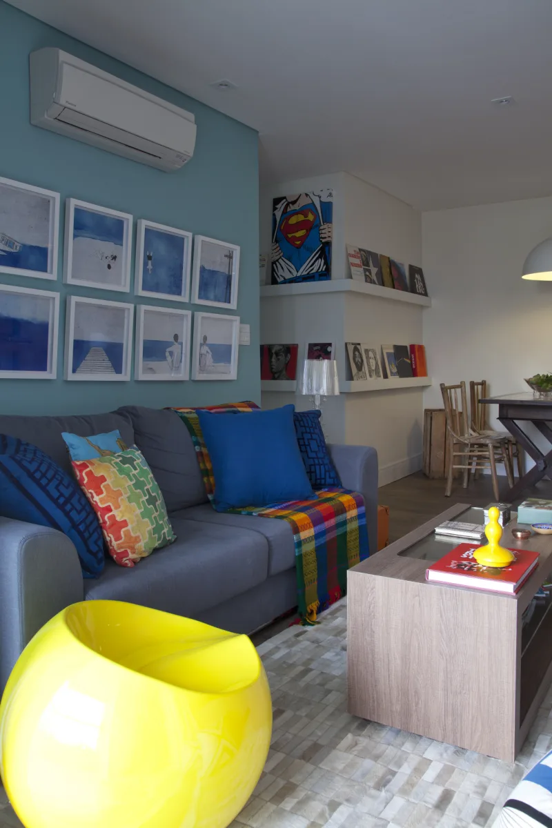 Destaque para a disposição simétrica dos quadros e para a combinação entre o azul e o amarelo.