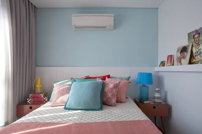 O quarto tem a presença das cores, mas a escolha foi pelos tons mais claros, para favorecer o descanso.