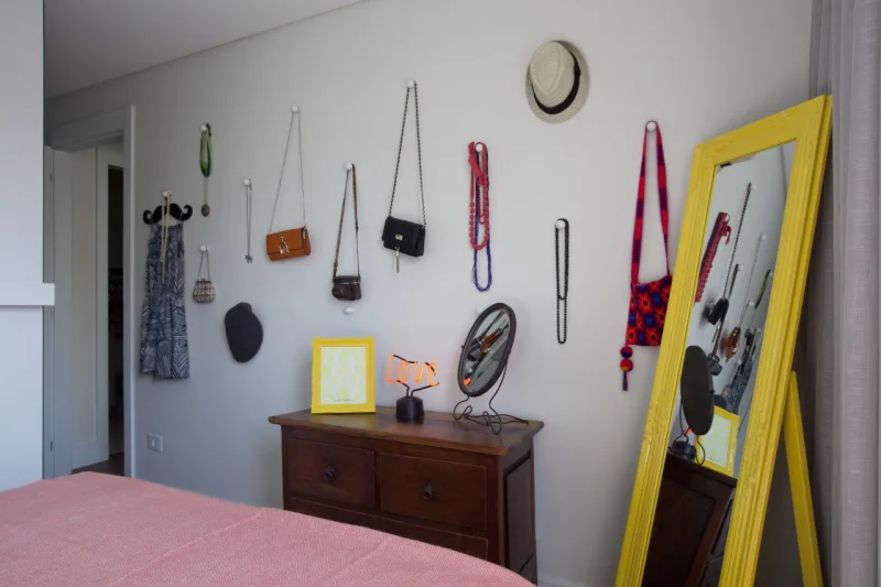 Detalhes do quarto: os acessórios da moradora viraram decoração.