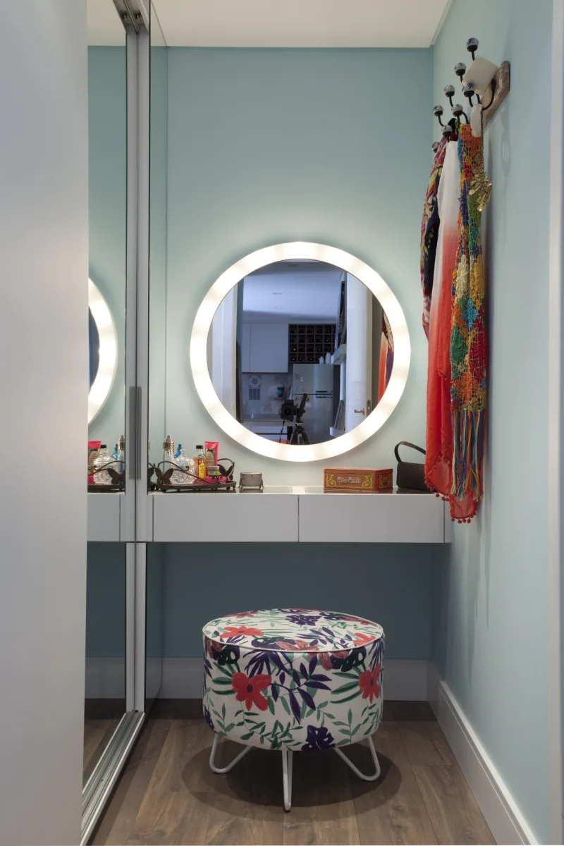 Cantinho de beleza com os itens essenciais para o dia a dia e pitadas de decoração coloridas.