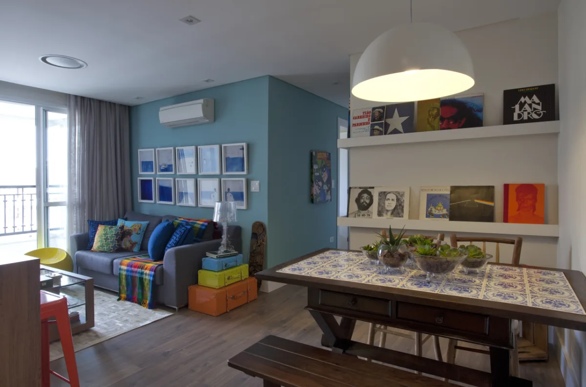 O jogo de cores, tendo como base o azul, é o que define o projeto do apartamento assinado pelas arquitetas Beatriz de Araújo Empinotti e Claudia Fernandes Dias. Na foto, a sala integrada com a área de jantar. 
Fotos: Alessandra Okazaki / Divulgação.  