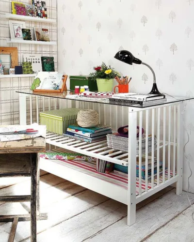 Removendo uma das laterais e colocando  um tampo de vidro ou de madeira, o antigo berço vira uma mesa de escritório. A base do móvel funciona como prateleira organizadora. 
Fotos: Reprodução Pinterest.  