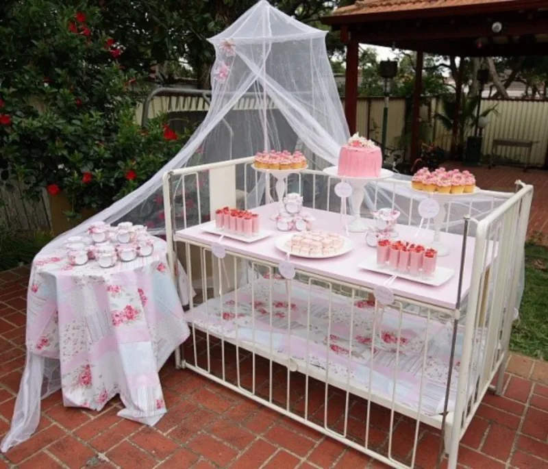 20 - Para quem adora recepções e festas, dá para transformar o berço em uma mesa de apoio para os doces e bolo.