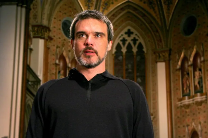 Dalton Vigh na Catedral Metropolitana, em take de Corpos Celestes. Foto: Zencrane Filmes/Divulgação.