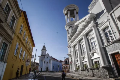 Do Largo da Ordem ao Templo das Musas: 5 lugares para conhecer a arquitetura da cidade. (Foto: Daniel Castellano/Gazeta do Povo)