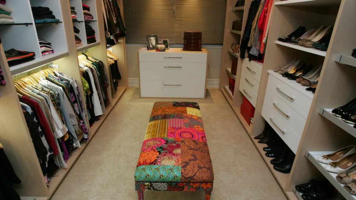 Ter um closet lindo é um sonho, mas é preciso manter a ordem. Siga nossas dicas. Foto: Ivonaldo Alexandre / Gazeta do Povo.