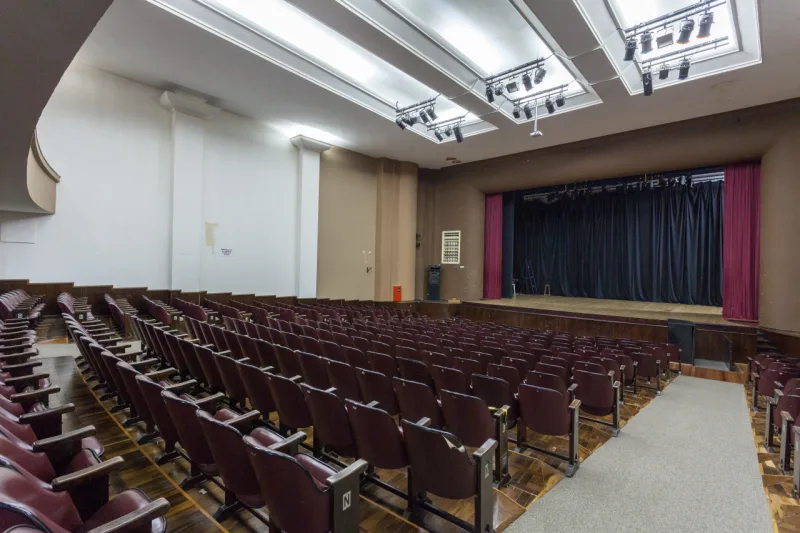 Auditório para apresentações culturais.