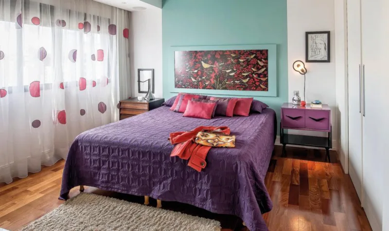 O retrô dá o tom ao projeto, com uso inteligente das cores e pequenos toques contemporâneos na decoração. Fotos: Letícia Akemi/Gazeta do Povo.