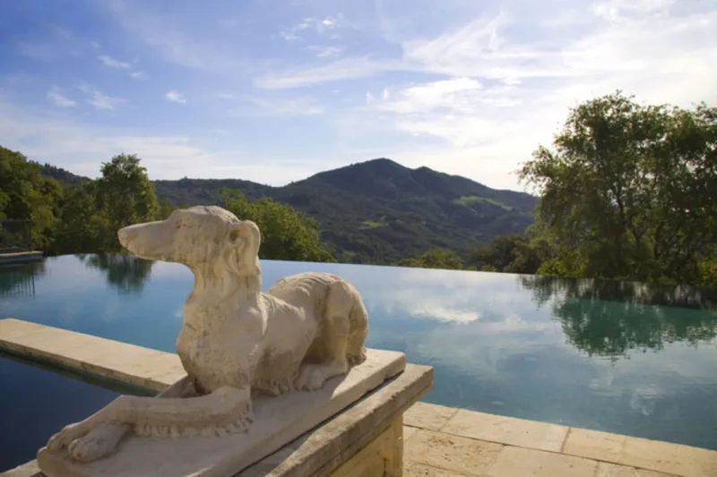 Piscina com borda infinita em vista para as montanhas